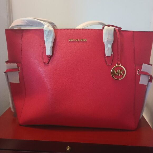 👑👜🔥MK Michael Kors GILLY Bright Red LG Drawstring Leather Travel Tote‼️🔥NE - Picture 1 of 11